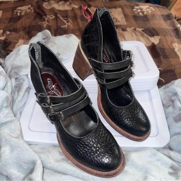 Freebird LEATHER Black Croc-Embossed MARY JANE Heels PUMPS 3 strap LIKE NEW - Picture 9 of 15